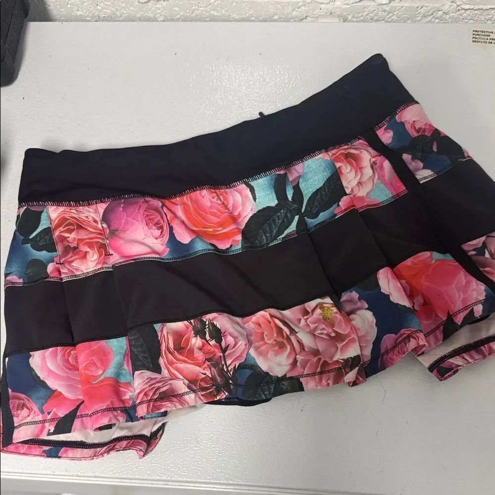 Floral Black and Pink Women's Athletic Skirt LULULEMON Size 10 LIKE NEW Shorts
